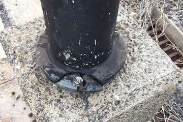 Estado de deterioro de las luminarias del paseo costero a la altura de Taliarte (Foto TA)